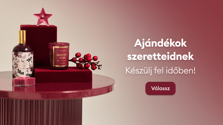 Ajándékötletek szeretteidnek ünnepi hangulatban. Egy asztalon elegáns dekorációval elhelyezett illatos gyertya, piros díszek és egy parfüm. Ideális ajándékok különleges alkalmakra. Válassz időben! banner