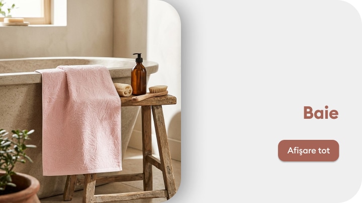 Textile și accesorii pentru baie, inclusiv prosop și produse pentru îngrijire, într-un decor de baie confortabilă.