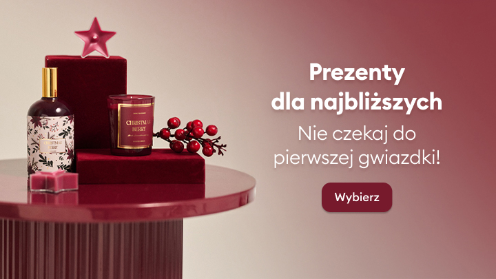 Alt: Zestaw świąteczny z prezentami dla najbliższych, w tym kosmetyki, świeczka i ozdoby. Zachęta do wybrania prezentów przed świętami. Tekst: 
