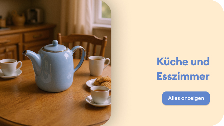 Ein gedeckter Holztisch mit einer blauen Teekanne, drei Tassen Tee und Keksen auf kleinen Tellern. Text neben dem Tisch lautet „Küche und Esszimmer“. Ein Button darunter linker Hand zeigt „Alles anzeigen“.