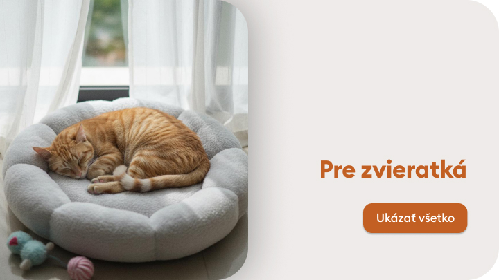 Spiaca mačka na mäkkom pelechu pri okne. Na podlahe sú hračky pre domáce zvieratá. Text na obrázku ponúka možnosť pozrieť si celú ponuku produktov určených pre zvieratá.