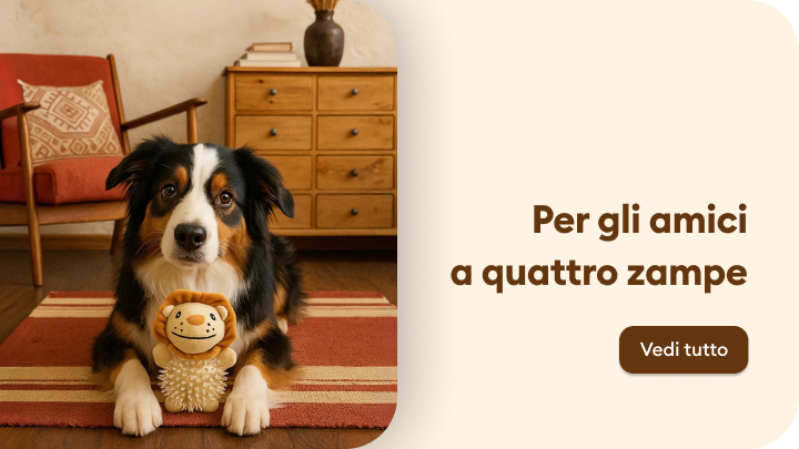 Cane seduto su un tappeto con un giocattolo a forma di leone tra le zampe. L'immagine rappresenta un ambiente accogliente per gli amici a quattro zampe. Testo: 