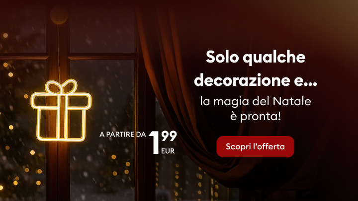 Decorazione natalizia luminosa a forma di pacco regalo su una finestra con neve sullo sfondo. Testo promozionale: 