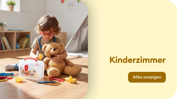 Ein Kind spielt im Kinderzimmer mit einem Teddybär und einem Arztkoffer voller Spielzeug. Die Szene zeigt eine gemütliche Atmosphäre im Raum mit Spielsachen und Möbeln im Hintergrund. Daneben steht der Text „Kinderzimmer“ und ein Button mit der Aufschrift „Alles anzeigen“.
