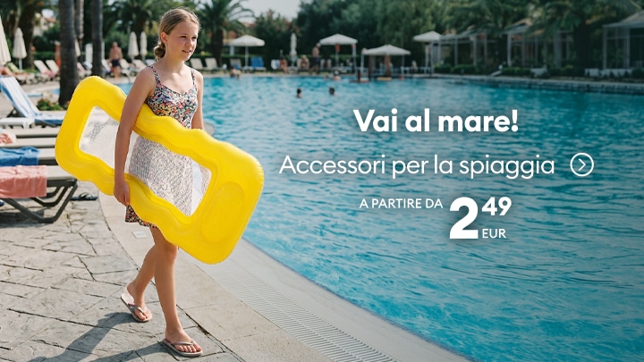 Bambina con materassino gonfiabile vicino alla piscina, promozione di accessori per la spiaggia e il mare per l’estate