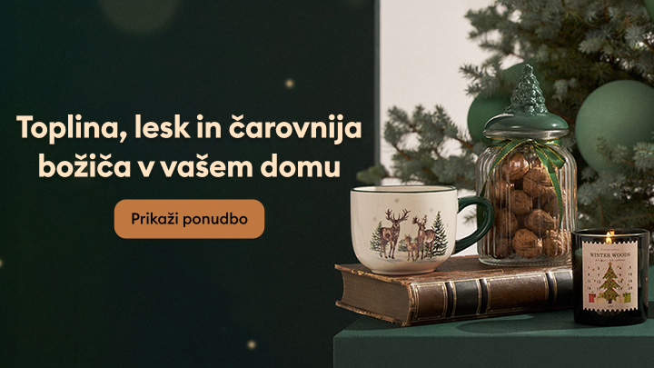 Toplina in čar božiča pri vas doma - ilustracija vključuje skodelico z motivom jelenov, stekleno posodo s piškoti, svečo z vonjem zimskega gozda in knjige, vse postavljeno ob praznično okrašeni smreki. Povabilo k ogledu ponudbe.