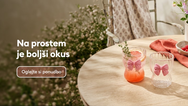 Poletna ponudba kozarcev za serviranje pijače in ustvarjanje prijetnega vzdušja na mizi na prostem