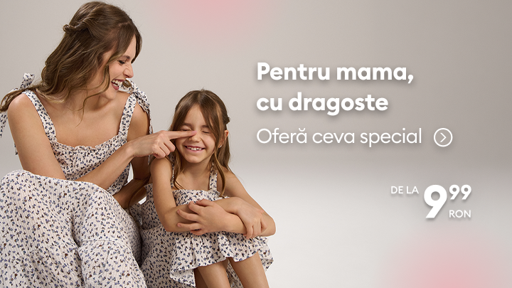 Banner promoțional care încurajează oferirea unui cadou special pentru mamă, evidențiind legătura mamă–copil și sugerând articole vestimentare asortate la preț accesibil.