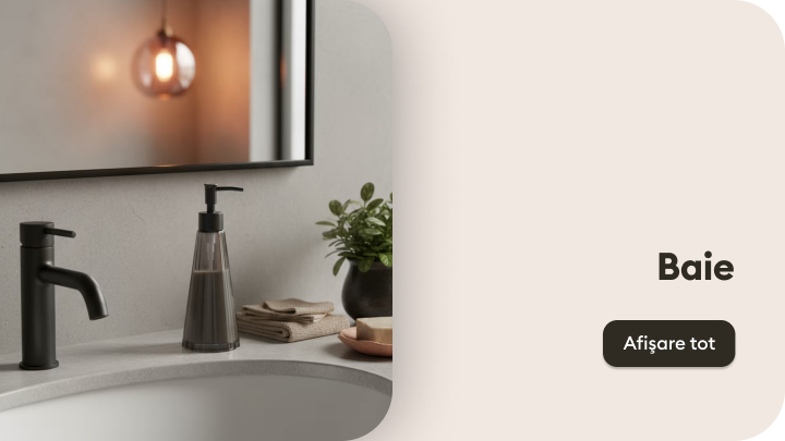 Spațiu de baie modern, cu elemente de design simplu și funcțional. Pe blat se află un săpun lichid în dozator, un set de prosoape mici și o plantă decorativă. În oglindă se reflectă o lumină caldă, sugerând un mediu liniștit și primitor.