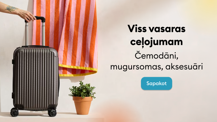 Reklāmas vizuāls aicina sagatavoties vasaras ceļojumam, piedāvājot čemodānus, mugursomas un aksesuārus ceļošanai.