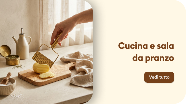 Promozione di articoli per cucina e sala da pranzo mostrati in uso durante la preparazione dei cibi, per ispirare l’acquisto di accessori funzionali per la casa.