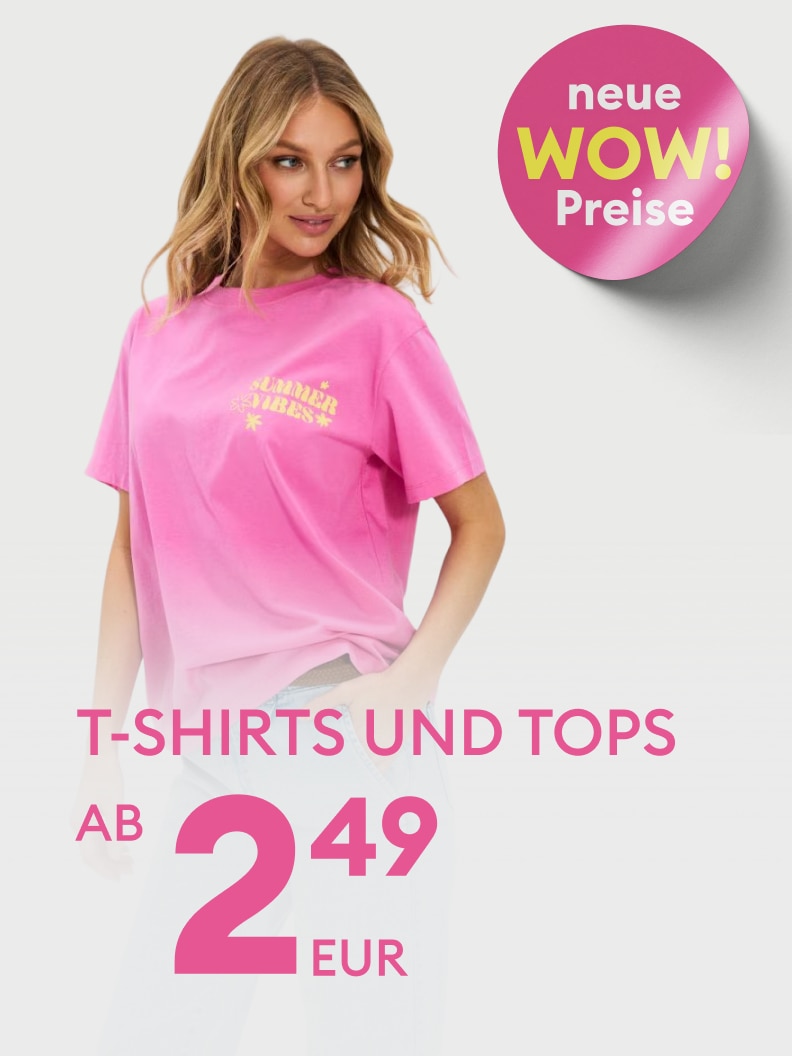 Werbemotiv für Damen‑T‑Shirts und Tops mit neuen Aktionspreisen, präsentiert an einem Model, um ein besonders günstiges Modeangebot hervorzuheben.