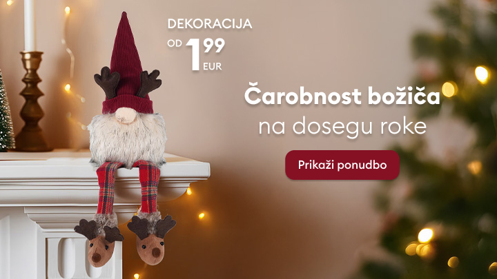 Božična dekoracija s prikupnim palčkom in jelenjimi copati, ki sedi na kaminu. Cena dekoracije se začne že od 1,99 EUR. Ob strani je prikazan gumb z napisom 