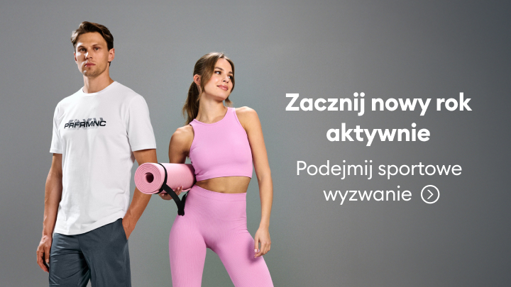 Ciepła, świąteczna aranżacja z kubkiem w renifery, książką, dekoracyjnym słoikiem i świecą przy choince. Obok napis: "Ciepło, blask i magia Świąt w Twoim domu" oraz przycisk "Pokaż ofertę".