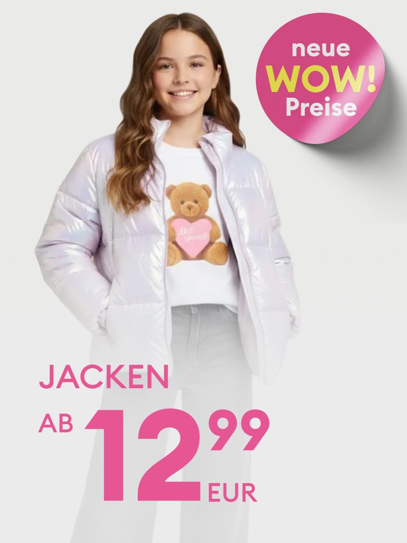 Jacken ab 12,99 Euro im Angebot. Neues WOW-Preis-Angebot. Auf dem Bild wird ein Beispielprodukt präsentiert: eine glänzende Jacke und ein T-Shirt mit einem Bärenmotiv, das ein Herz hält.