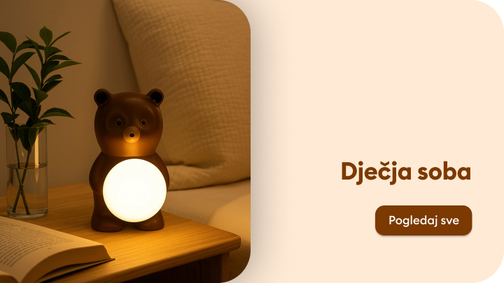 Noćna lampa u obliku medvjedića stoji na drvenom stolu u dječjoj sobi. Pored nje nalazi se otvorena knjiga, a u pozadini je krevet s jastukom. Dugme 