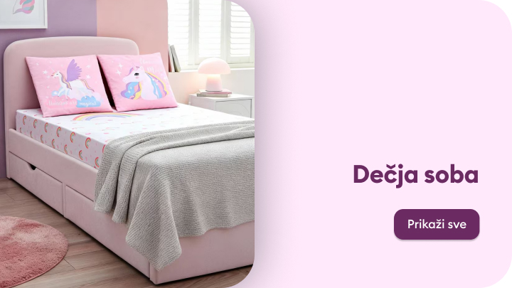 Dečija soba sa posteljinom i ukrasima na temu krokodila. Posteljina, jastuci i tepih imaju motive krokodila i prilagođeni su dečijem uzrastu. Soba je uređena tako da bude prijatno i zabavno okruženje za decu. Dugme "Prikaži sve" omogućava prikaz dodatnih detalja.