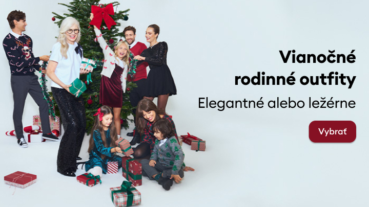 Vianočné rodinné outfity. Skupina ľudí pri vianočnom stromčeku v elegantnom a ležérnom oblečení. Deti s darčekmi na zemi, dospelí stojaci pri stromčeku s balíčkami. Text vyzýva na výber oblečenia na sviatočné príležitosti. banner