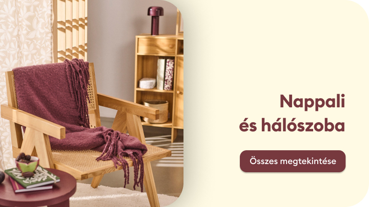 Modern nappali és hálószoba bútorokkal berendezve. Kényelmes szék, takaróval, könyvespolc és dekorációs elemek láthatók. A jobb oldalon egy gomb található, mely segítségével további információk érhetők el a bemutatott termékekről. banner