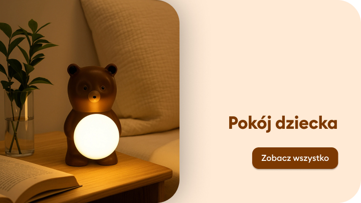 Lampka nocna w kształcie misia stoi na stoliku obok łóżka, obok otwartej książki i wazonu z rośliną. Po prawej stronie znajduje się napis „Pokój dziecka” oraz przycisk z tekstem „Zobacz wszystko”. banner
