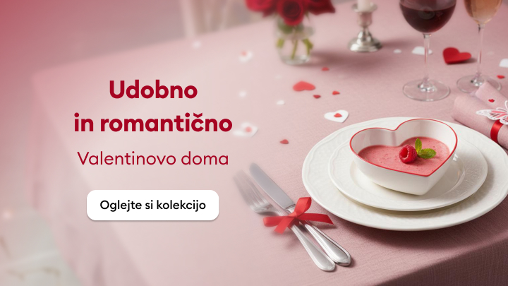 Romantična večerja doma za valentinovo. Na mizi je pogrinjek z belo posodo v obliki srca, napolnjeno s sladico, malinami in meto. Ob njej sta pribor in rdeči dodatki. V ozadju so rdeče vrtnice. Povabilo k ogledu kolekcije za valentinovo.