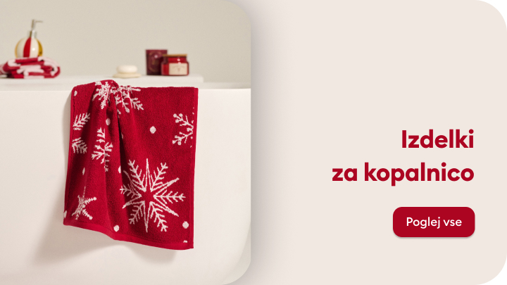 Božična brisača z motivom snežink visi na robu kadi v kopalnici. V ozadju so razni kopalniški izdelki, kot so milo in dišeče sveče. Desno je napis: 