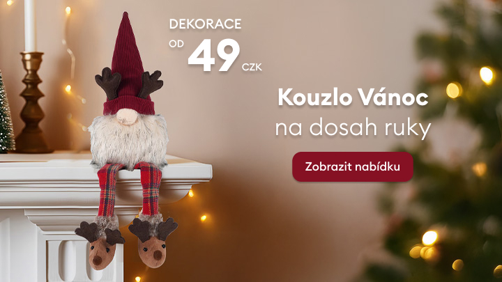 Dekorativní vánoční skřítek sedící na krbu s nápisem 