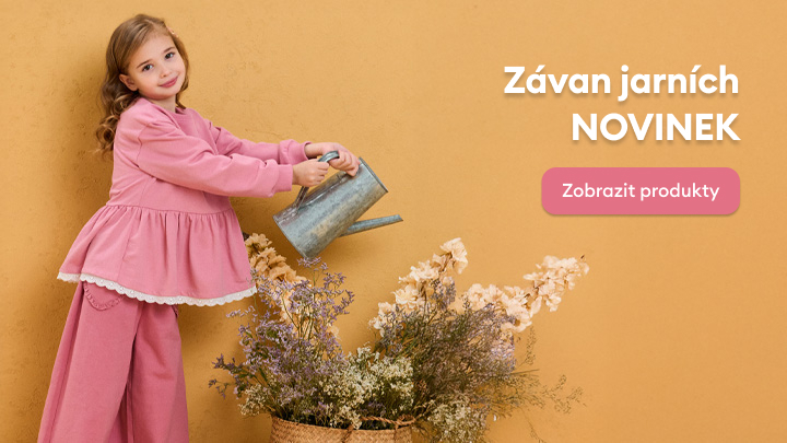 Dívka zalévá květiny kovovou konví vedle koše plného sušených květin. Nápis „Závan jarních novinek“ vybízí k prohlédnutí produktů souvisejících s jarní sezónou.