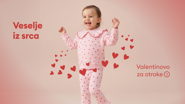 Otrok nosi udobno komplet oblačil z motivom src. Okoli njega so srčki, ki simbolizirajo ljubezen in veselje. Besedilo na sliki pravi: "Veselje iz srca" in "Valentinovo za otroke". Sporočilo spodbuja praznovanje ljubezni na Valentinovo.