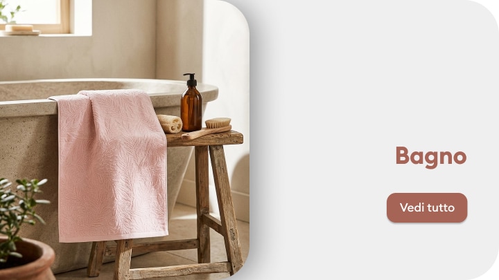 Accessori e tessili per il bagno in un ambiente domestico elegante e rilassante