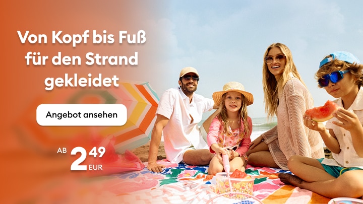 Familie in Strandkleidung für einen sommerlichen Urlaub am Meer, mit Angeboten für komplette Beachwear-Outfits ab 2,49 EUR.