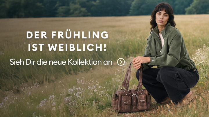 Eine Person kniet auf einer Wiese und hält eine braune Handtasche. Der Text wirbt mit „Der Frühling ist weiblich!“ und lädt ein, die neue Kollektion anzusehen. Im Hintergrund ist ein grünes Feld und Wald zu sehen.