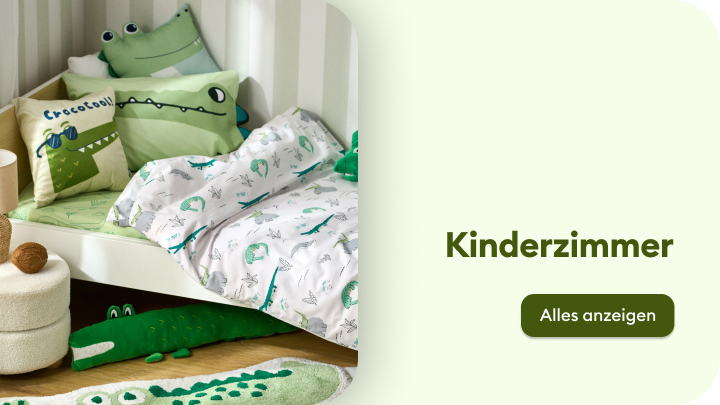 Gemütliches Kinderzimmer mit Bettwäsche, Kissen und Dekorationen im Krokodil-Thema. Spielzeug und Design-Elemente schaffen eine freundliche, spielerische Atmosphäre. Perfekt für kleine Kinder, die Tiere lieben und sich in ihrem Zimmer wohlfühlen möchten.