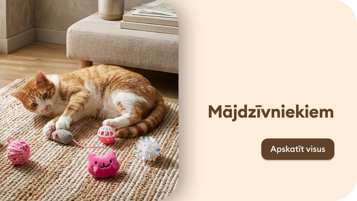 Mājdzīvnieku preču kategorijas reklāma, kas uzsver mājdzīvnieka komfortu, atpūtu un labsajūtu mājas vidē.