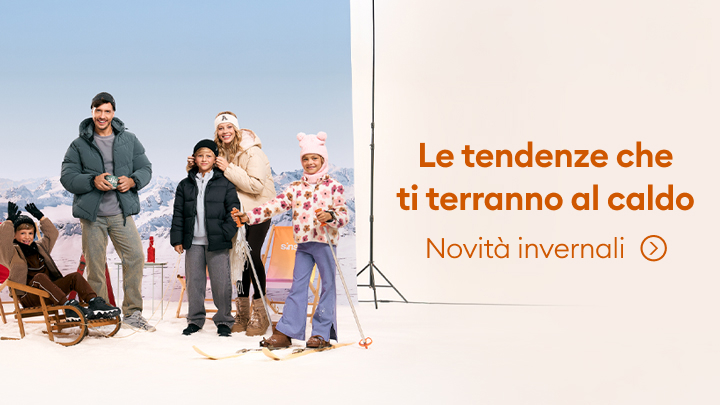 Gruppo di persone vestite con abbigliamento invernale, circondate da accessori per la neve e paesaggio montano innevato sullo sfondo. A destra, testo: 