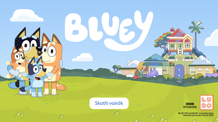 Četri suņi stāv zaļā pļavā pie mājas. Uzraksts "Bluey" ir virs suņu galvām. Māja ir koša, ar balkoniem, palmām un bagātīgu dārzu. Skatīt vairāk norāde ir redzama apakšā. To attēlo ģimene no populāra seriāla bērniem.