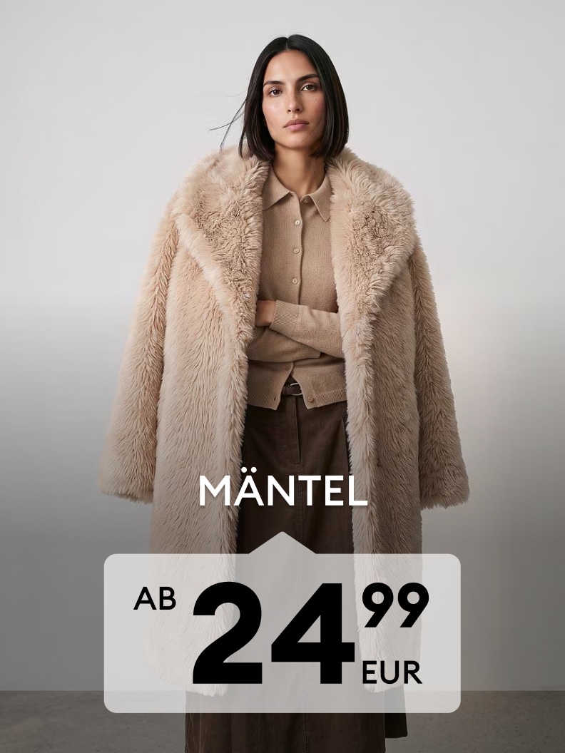 Damenmäntel zu Aktionspreisen ab 24,99 EUR präsentiert an einem Model im langen Kunstfellmantel