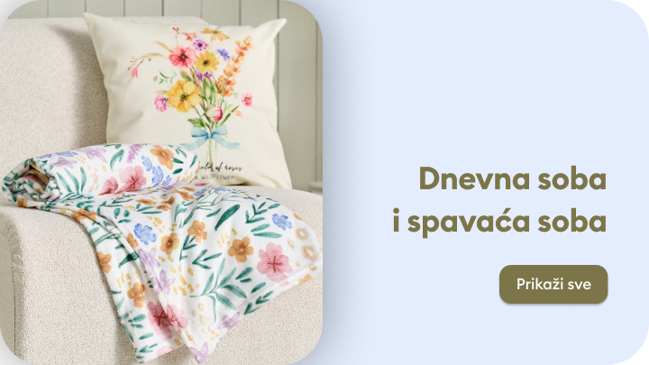 Kutija za odlaganje stvari sa poklopcem stoji na tepihu pored sofe. Kutija se koristi za organizaciju u dnevnoj ili spavaćoj sobi, kako bi prostor bio uredniji i praktičan. U pozadini je neutralna dekoracija prostora. Dugme vodi ka više informacija o proizvodima za sobe.