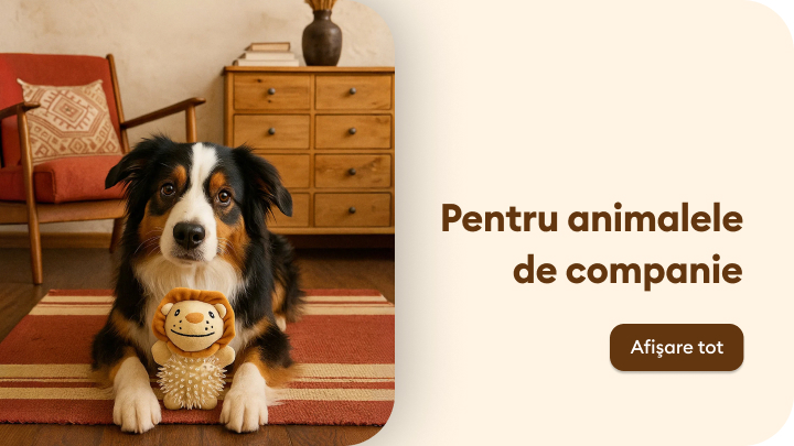 Câine drăguț stă pe un covor alături de o jucărie de pluș în formă de leu. Mesajul „Pentru animalele de companie” sugerează produse și accesorii dedicate pentru îngrijirea animalelor de companie. Butonul „Afișare tot” indică posibilitatea de a vedea mai multe detalii. banner