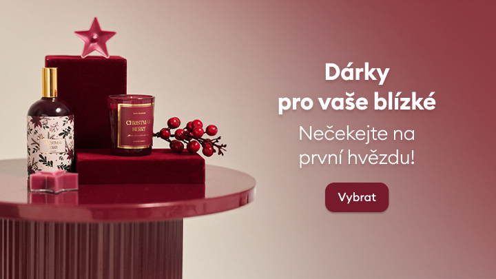 Dárky pro vaše blízké. Na obrázku jsou produkty, které mohou sloužit jako vánoční dárky: vonné svíčky, parfém, dekorativní hvězda a větvička s červenými bobulemi. Text vyzývá k výběru dárku a upozorňuje, aby lidé nečekali na první hvězdu. banner