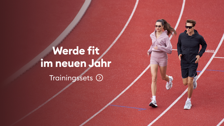 Werde fit im neuen Jahr! Entdecke passende Trainingssets für einen gesunden Start. Zwei Personen joggen auf einer roten Laufbahn, eine inspirierende Einladung zu mehr Bewegung und sportlicher Aktivität. Starte jetzt dein Fitnessziel!