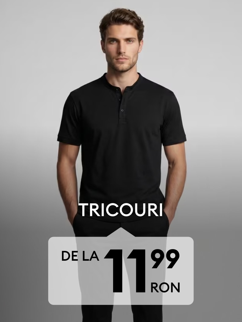 Bărbat purtând tricou casual cu mânecă scurtă, prezentare ofertă promoțională pentru tricouri bărbătești la preț redus