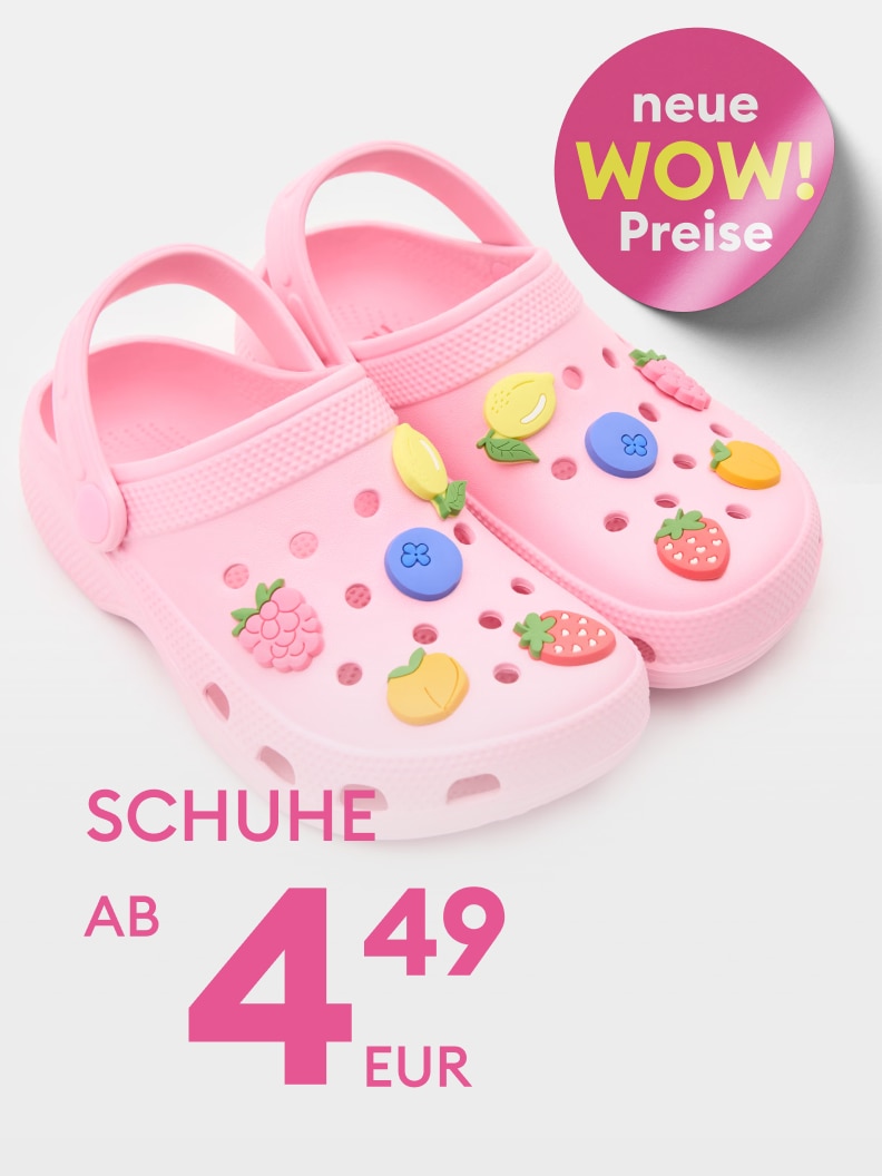 Werbegrafik für Kinder-Clogs mit dekorativen Anhängern, die ein Sonderangebot für preisgünstige Schuhe mit sehr niedrigem Einstiegspreis bewirbt.