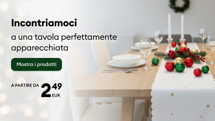Tavolo perfettamente apparecchiato per le feste con piatti, bicchieri, candele e decorazioni natalizie. Invito a scoprire i prodotti disponibili a partire da 2,49 euro. Link per visualizzare l’intera gamma dei prodotti per una tavola elegante e accogliente durante le festività. banner