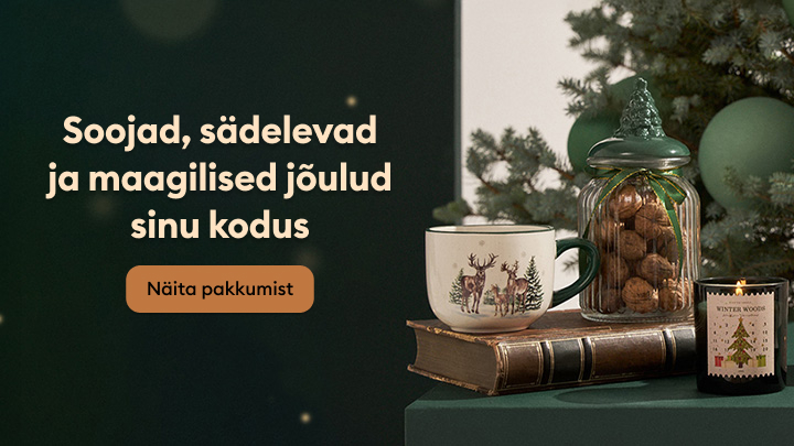 Soojad ja maagilised jõulud sinu kodus. Küünal, kaunistused ja kruus hirvekujundusega laual loovad hubase atmosfääri. Taustal roheline jõulupuu. Klikkides nupule „Näita pakkumist” leiad veel rohkem jõuluteemalisi tooteid kodu kaunistamiseks ja mõnusaks ajaveetmiseks.