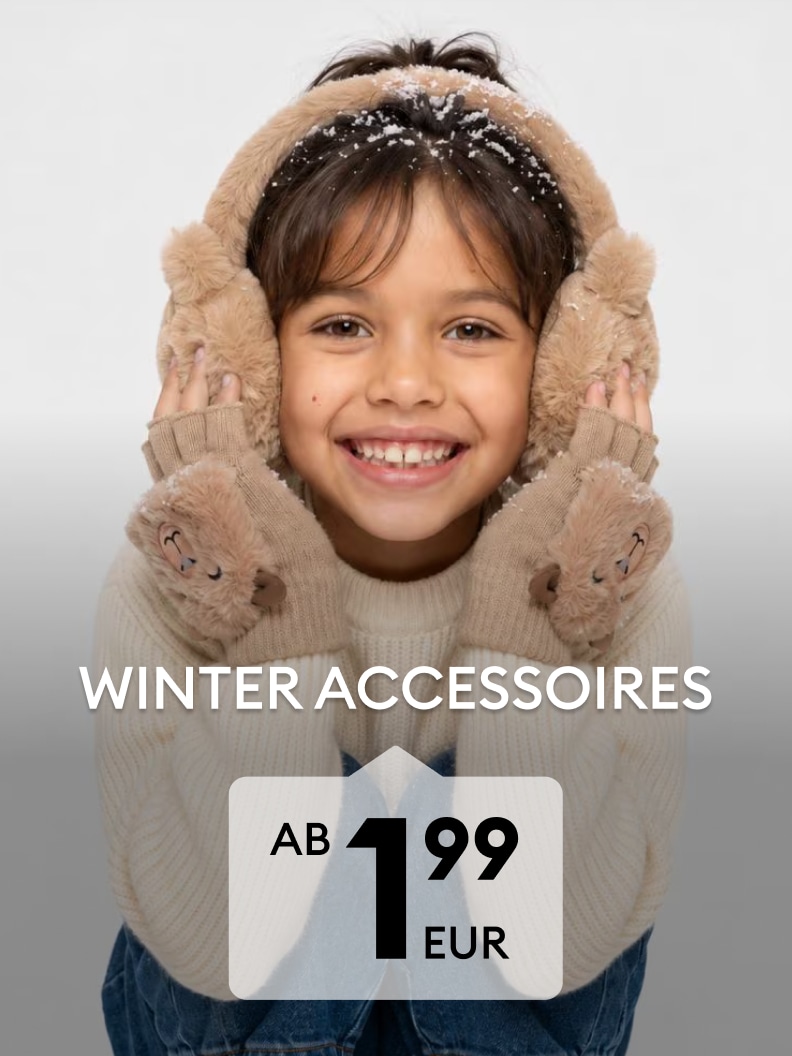 Kind mit winterlichen Accessoires wie Ohrenschützern und Handschuhen für kalte Tage