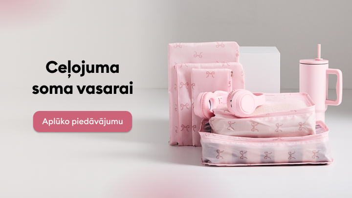 Reklamē vasaras ceļojumu somu un aksesuāru kolekciju, aicinot iepazīties ar piedāvājumu.