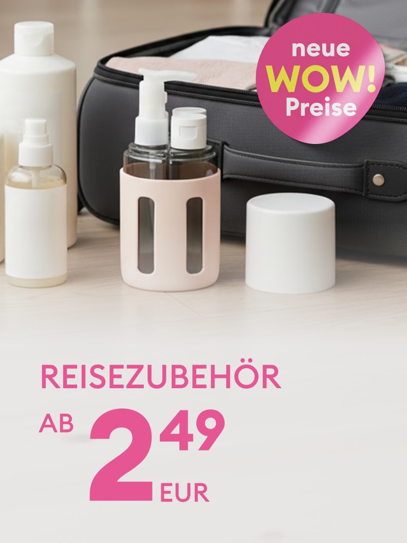 Werbebild für Reiseaccessoires wie nachfüllbare Kosmetikbehälter und Kulturtasche, mit Hinweis auf neue besonders günstige Preise für unterwegs geeignete Produkte.