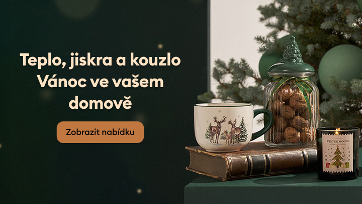 Teplo, kouzlo a vánoční atmosféra. Na obrázku šálek s vánočním motivem, dekorativní skleněná nádoba s ořechy, svíčka a knihy. Vánoční výzdoba doplňuje stromek v pozadí. Tlačítko vybízí k zobrazení nabídky.