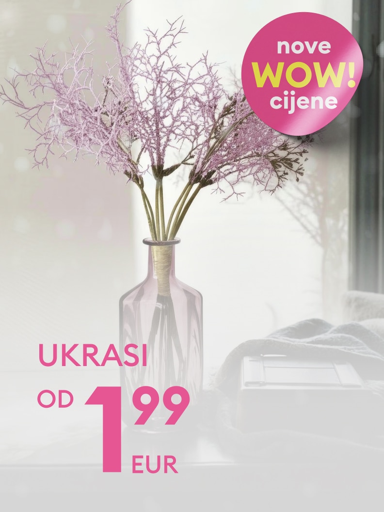 Ukrasna staklena vaza s grančicama na stolu. Tekst promovira nove cijene dekoracija, počevši od 1,99 eura. Okrugli natpis s istaknutim 